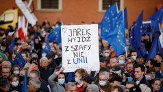 Poláci demonstrující na podporu členství v Evropské unii
