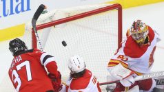 Útočník Pavel Zacha (vlevo s číslem 37) dává gól českému brankáři Calgary Danielu Vladařovi. Flames ale vyhráli