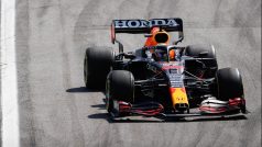 Souboj mezi Lewisem Hamiltonem v Mercedesu a Maxem Verstappenem v Red Bullu