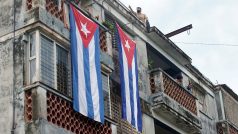 Muž v Havaně zakrývá kubánskými vlajkami dům, ve kterém žije jeden z opozičních lídrů