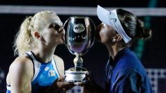 Tenistky Barbora Krejčíková (vpravo) a Kateřina Siniaková zažívají výjimečný sportovní rok