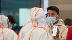 Čína by mohla mít až 630 000 nových případů nákazy koronavirem denně, pokud by upustila od své politiky takzvané nulové tolerance vůči covidu-19 a zmírnila omezení pohybu