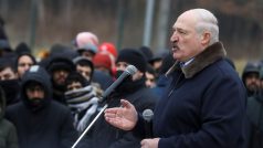 Alexandr Lukašenko při páteční návštěvě migračního centra u hraničního přechodu Bruzhi