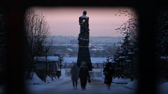 Lidé šli uctít památku horníkům a zachráncům, kteří zemřeli při nehodě v uhelném dole Listvjažnaja v Kemerovské oblasti na Sibiři.