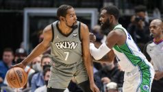 Kevin Durant z Brooklynu proti Timu Hardawayovi Jr. z Dallasu