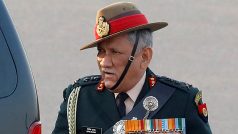 Indický šéf obrany Bipin Ravat zemřel při zřícení helikoptéry.