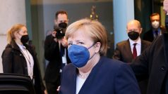 Merkelová odjíždí po 16 letech své vlády z budovy kancléřství.