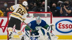 David Pastrňák v souboji Bostonu s Vancouverem asistoval u jediné branky Bruins při prohře 1:2 po samostatných nájezdech.