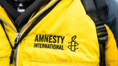 Logo nevládní organizace Amnesty International, která se zabývá ochranou lidských práv.