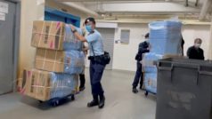 Policie oznámila, že zmrazila majetek webu ve výši 61 milionů hongkongských dolarů (172 milionů korun), zabavila počítače, telefony i 500 000 hongkongských dolarů v hotovosti