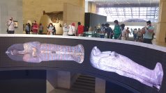 Návštěvníci muzea nad virtuální tabulí s exponáty