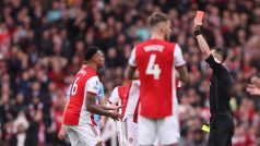 Rozhodčí Stuart Attwell dává červenou kartu Gabrielu Magalhãesovi z Arsenalu