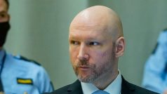 Norský terorista Anders Behring Breivik deset let po vraždě 77 lidí žádá o podmínečné propuštění