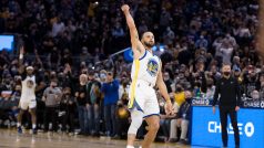 Stephen Curry oslavuje vítězný koš v poslední vteřině