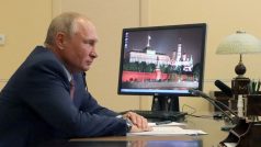 Ruský prezident Vladimir Putin při videohovoru se svým francouzským protějškem Emmanuelem Macronem