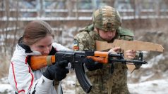 Dobrovolníci se na Ukrajině učí jak se hýbat nebo nakládat se zbraněmi