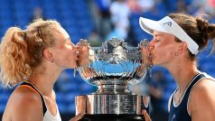 Kateřina Siniaková a Barbora Krejčíková s trofejí pro vítězky Australian Open