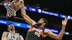 JaVale McGee z Phoenixu dává koš proti San Antoniu