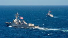 Americký válečná loď v Rudém moři