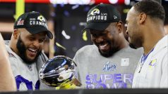 Von Miller a Aaron Donald se radují po výhře titulu v NFL