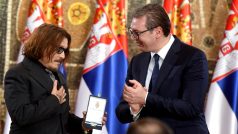 Srbský prezident Aleksandar Vučić (vpravo) předal v úterý hollywoodskému herci Johnnymu Deppovi zlatou medaili za „mimořádné zásluhy ve veřejné a kulturní činnosti“ a za propagaci Srbska ve světě