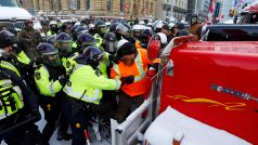 Policie už několikátým dnem pokračuje v potírání demonstrace v centru Ottawy