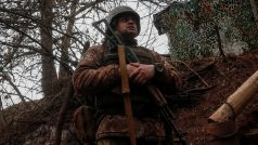 Ukrajinský voják v zákopech na frontové linii poblíž města Novoluhanske v Doněcké oblasti