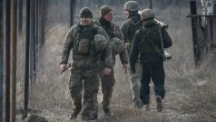 Ukrajinští vojáci na hlídce u frontové linie poblíž města Novoluhanske v Doněcké oblasti