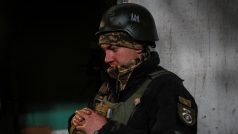 Ukrajinský voják se schovává v provizorním úkrytu před minometnou palbou