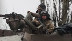 Ukrajinské tanky vjíždí do města Mariupol poté, co ruský prezident Vladimir Putin nařídil vojenskou operaci na Ukrajině