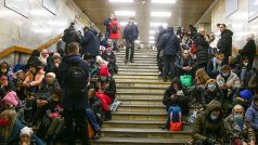 Lidé se schovávají od ruského vpádu na Ukrajinu v Kyjevském metru