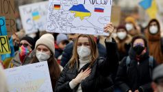 Lidé v Berlíně demonstrují proti ruské invazi na Ukrajinu
