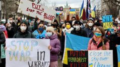 Lidé v Berlíně před Brandenburskou bránou demonstrují proti ruské invazi na Ukrajinu