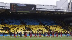 Fanoušci Watfordu před zápasem s Arsenalem projevili solidaritu Ukrajině