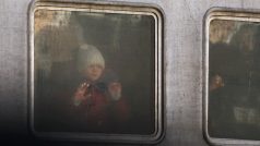 Do Lvova se uchýlila část Ukrajinců prchající před konfliktem. Na snímku dívka ve vlaku ze severovýchodní Ukrajiny