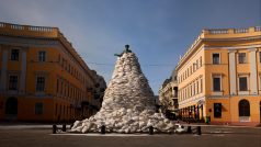 Ukrajinci se snaží sochu vévody de Richelieu ochránit před ruským útokem pytli s pískem