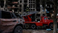 Zásah hasičů v rozbombardované budově v městě Odoloň nedaleko Kyjeva