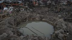 Pohled na kráter uprostřed obytné zóny po ruském bombardování Sumské oblasti (foto ze 14. března)