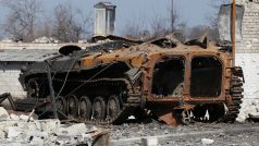 Zničené bojové vozidlo pěchoty v ulicích ukrajinské Volnovachy
