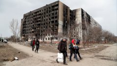 Fotografovi stačilo popojít po kruhovém objezdě jen pár metrů, aby mohl pořídit další snímek zlikvidovaných budov