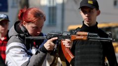 Nebezpečí ruského útoku vyburcovalo Ukrajince k přípravě na obranu země