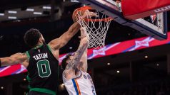 Hvězda Bostonu Jayson Tatum blokuje zakončujícího Víta Krejčího