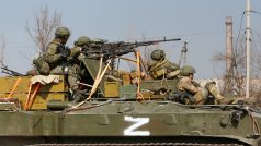 Ruští vojáci na při příjezdu do ukrajinského Mariupolu