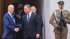 Polský prezident Andrzej Duda vítá svůj americký protějšek Joea Bidena v prezidentském paláci ve Varšavě
