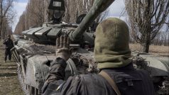 Ukrajinští vojáci opravují opuštěný ruský tank nedaleko Kyjeva
