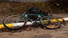 Mrtvý cyklista na ulici ukrajinského města Buča