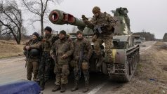 Ukrajinští vojáci před svým tankem na okraji Černihivu
