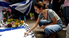 Lidé pokládají na místě útoku v Tel Avivu svíčky a květiny