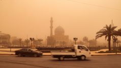 Auta uprostřed písečné bouře na silnici vedle náměstí al-Firdous v Bagdádu