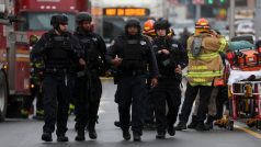 Policisté a hasiči u newyorského metra, kde došlo ke střelbě, nebo explozi a několik lidí bylo zraněno